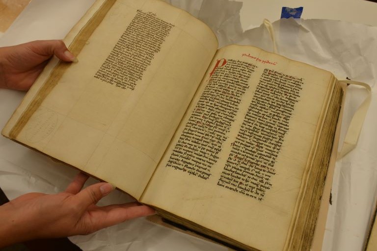 A yellowed Medieval text in neat columns.