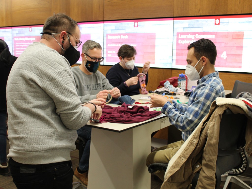 Students attend a Makerspace workshop in the Learning Commons.